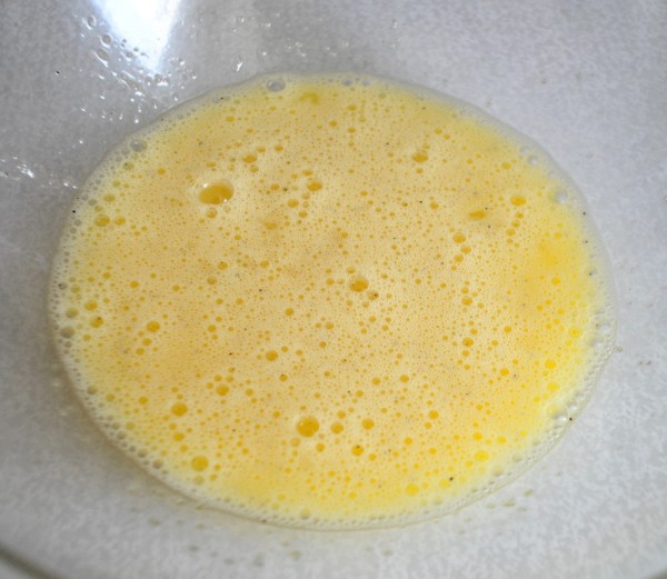 Яйца с сахаром для оладьев